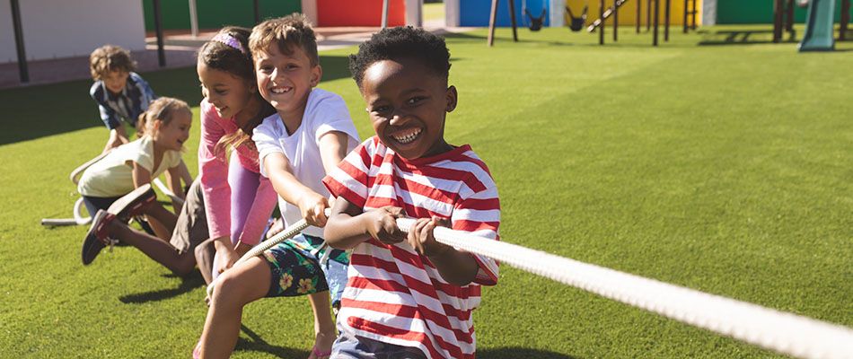 kids pulling rope